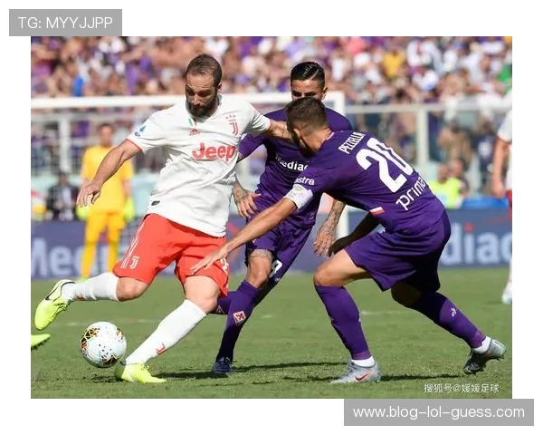 足球星视界直播：全面解析足球赛事精彩瞬间与明星球员表现