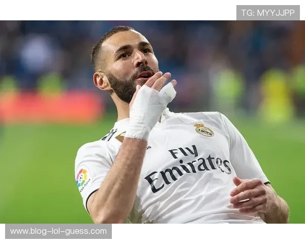 足球球星魅力瞬间，帅气头像与精彩文字完美结合，尽展足球风采